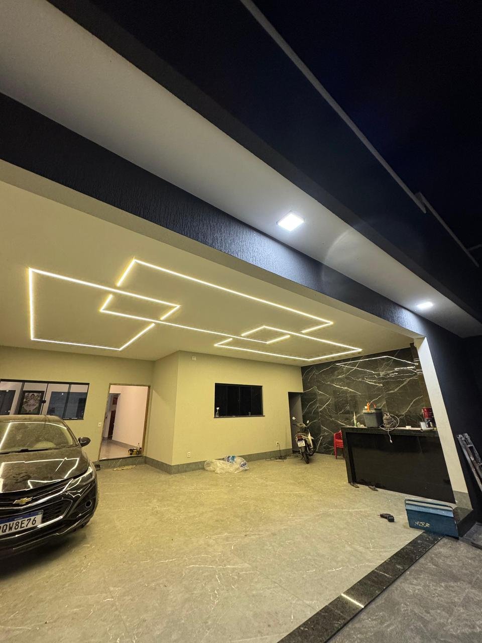 💡 Instalação de perfis de LED realizada pela equipe Eletro Santos, garantindo iluminação moderna, elegante e econômica. Projetos personalizados com acabamento de alto padrão, eficiência luminosa e total segurança elétrica. Transforme seu ambiente com est